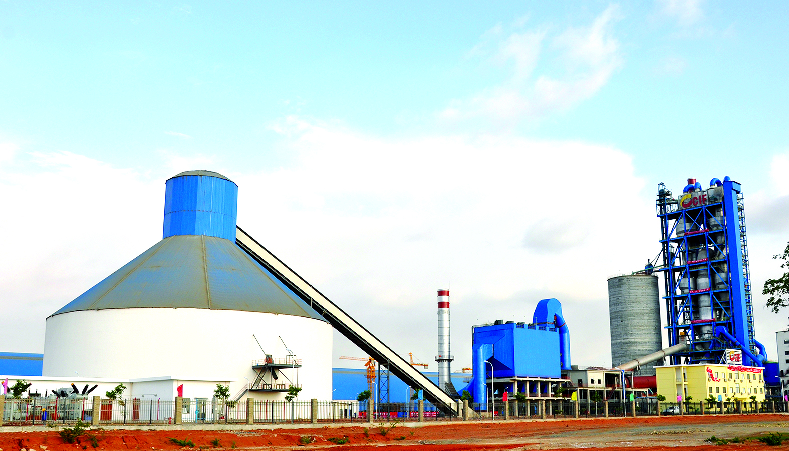 Massano visita fábrica de cimento do Sequele depois de falhar inauguração em Janeiro