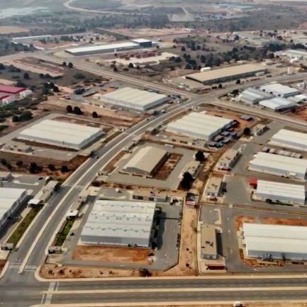 https://industriamagazine.com/wp-content/uploads/2026/04/Zona-Economica-Especial-ZEE-Luanda-Bengo-770x433-1.jpg